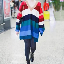 V领毛衣怎么搭配2020：好看时尚搭配示范欣赏