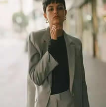 黑衬衫配什么领带好看，女生怎么穿西装才好看