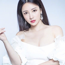 柳岩一字肩裙性感迷人：昔日柳岩一字肩装扮盘点