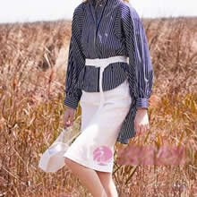 2020秋季女装穿衣搭配：条纹装搭配白色连衣裙知性优雅