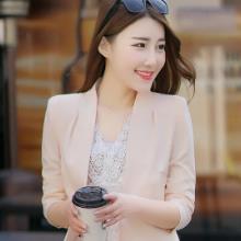 入手一件修身显瘦小西装应对早春刚刚好（图）