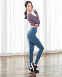 美女时尚打底裤靓丽搭配：女人身姿丰盈魅力甜美