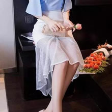 春季穿上蕾丝吊带裙再搭配高跟鞋，柔美女人味