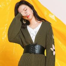 今年春季流行军绿色刺绣V领针织衫搭配（图）