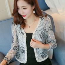 蕾丝小开衫搭配背心连衣裙：尽显知性美（图）