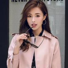 收腰短外套搭配碎花连衣裙：个性又不失甜美