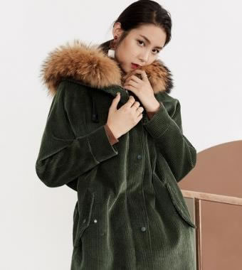 灯芯绒短款夹克搭配格子短裙：减龄又洋气