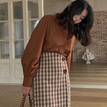 格子毛呢半身裙搭配衬衫：时尚文艺范儿