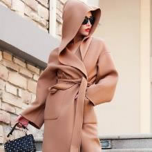 披肩翻领毛呢长外套搭配小脚裤：知性奢华女人味