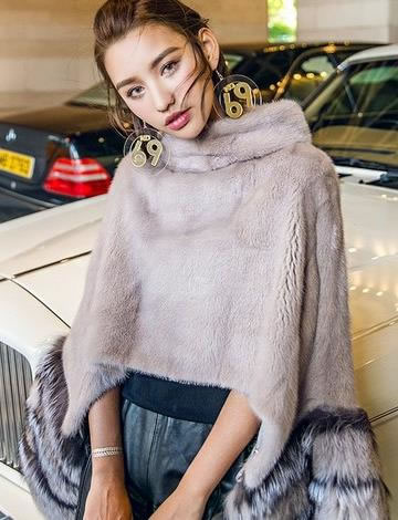 蝙蝠袖撞色皮草外套搭配单肩包：时尚优雅女神范