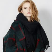 围巾搭配格纹拼色呢外套：5款外套彰显时尚潮流