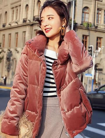 撞色连帽短款棉袄搭配长筒靴：时尚个性显气质