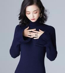 手拿包搭配V领弹力蝙蝠袖包臀裙：女人味十足