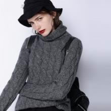 高领织花羊毛衫搭配双肩包：打造时尚减龄复古范