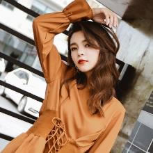 绑带长袖圆领毛衣搭配板鞋：凸显时尚文艺范儿（图）