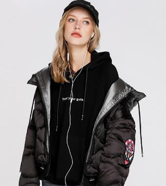 连帽短款假两件羽绒服搭配牛仔裤：彰显时尚潮流