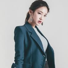 灰格垫肩宽松小西装的多种搭配：彰显时尚复古风