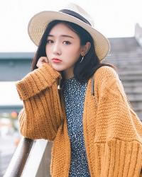 背心裙搭配宽松粗线麻花针织衫：5款演绎可爱甜美范