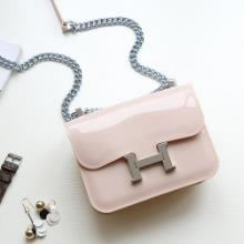 刺绣链条方盒单肩包搭配：简约时尚单肩包搭配（图）