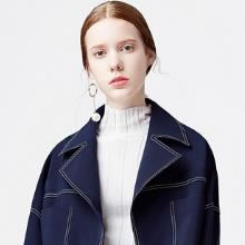 牛仔裤搭配条纹假两件短外套：帅气且随意（图）