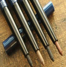 新手画眼线技巧，选眼线液好还是眼线笔好