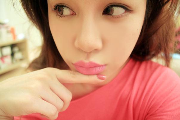 夏日来袭 墨镜口红变女王范街拍（图）