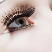 睫毛膏怎么刷好看：涂睫毛膏的小技巧打造闪亮电眼