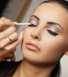 彩妆大师教你利用彩妆的配色来搭配令人振奋的造型效果