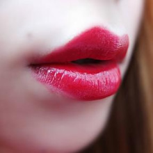 皮肤发黄适合什么颜色的口红：皮肤黄的人怎么变白