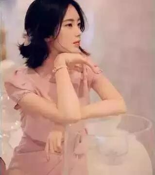 脖子不长的女性