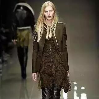 服装上满是金属纽扣和口袋