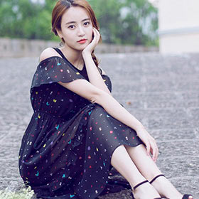 露肩的连衣裙是专属于夏天的潜规则