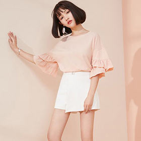 喇叭袖搭配白色包臀裙正成为职场标配