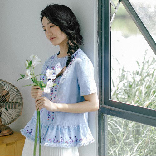 今年最流行的长款衬衫加网纱吊带裙的套装模式