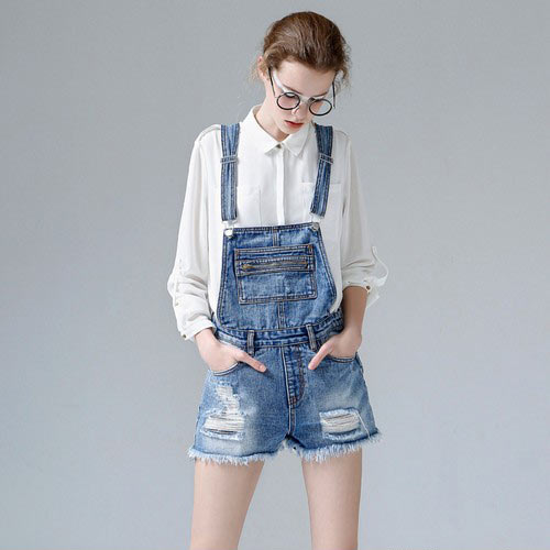 今年最流行的长款衬衫加网纱吊带裙的套装模式