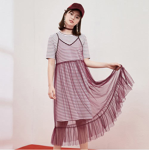 今年最流行的长款衬衫加网纱吊带裙的套装模式