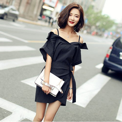 今年最流行的长款衬衫加网纱吊带裙的套装模式