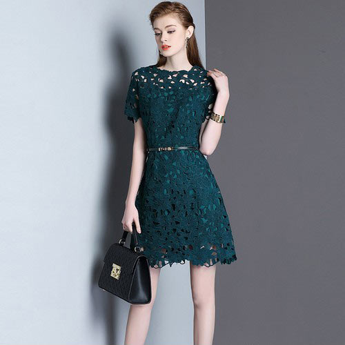 今年最流行的长款衬衫加网纱吊带裙的套装模式