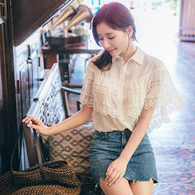 今年最流行的长款衬衫加网纱吊带裙的套装模式