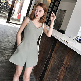 V领宽肩带的大气，让闲适随时都能品位