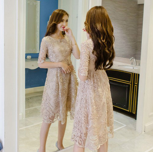 蕾丝加刺绣的连衣裙,如何时髦的毫不费力 蕾丝加刺绣的连衣裙,如何时髦的毫不费力