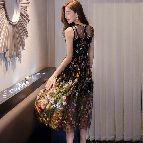 蕾丝加刺绣的连衣裙,如何时髦的毫不费力 蕾丝加刺绣的连衣裙,如何时髦的毫不费力