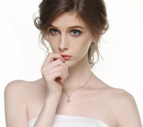 无论多小的行李箱，都要为灵便小巧的配饰留一席之地