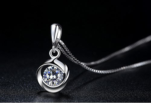 无论多小的行李箱，都要为灵便小巧的配饰留一席之地