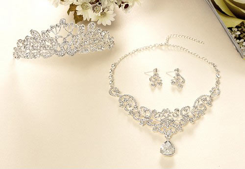 无论多小的行李箱，都要为灵便小巧的配饰留一席之地