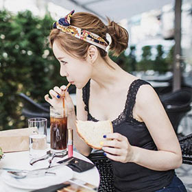 无论多小的行李箱，都要为灵便小巧的配饰留一席之地