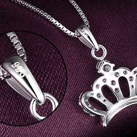 坦胸露乳的季节悄然逝去，项链与外套结合的时间到了