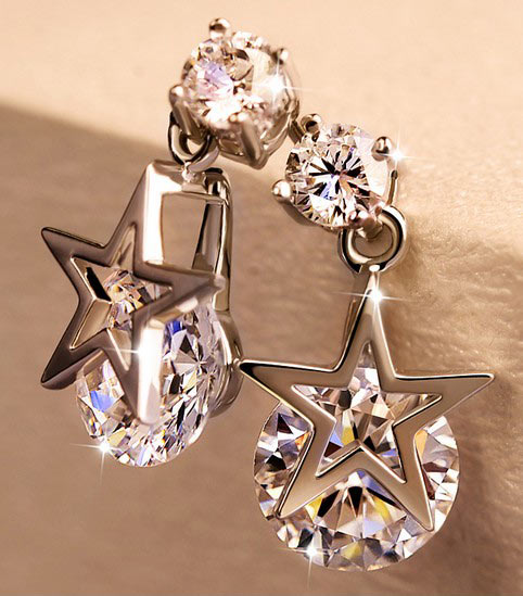 明朗的心情搭配上色彩明亮的耳钉，映衬这个冬季的雪