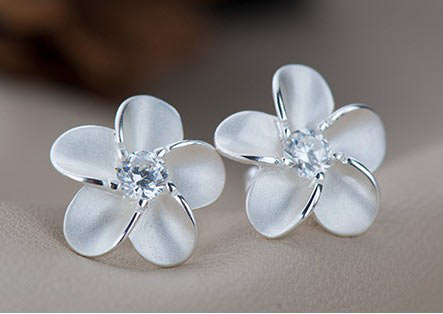 明朗的心情搭配上色彩明亮的耳钉，映衬这个冬季的雪