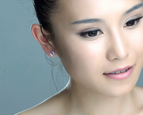 明朗的心情搭配上色彩明亮的耳钉，映衬这个冬季的雪